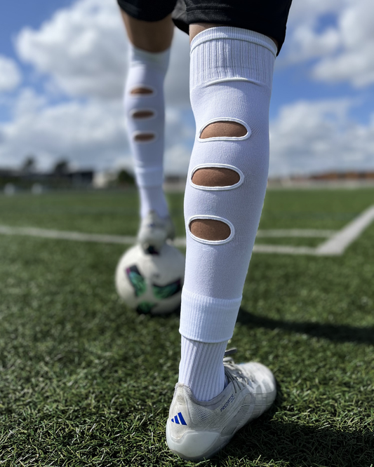 Chaussettes-a-trous-football, Manchons de football, precut socks ou jambières, couleur blanche, portées sur terrain de football | Game Changer