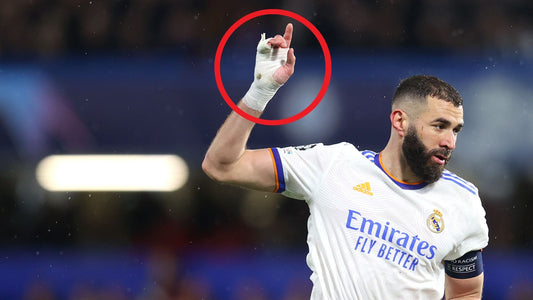 Main de Karim Benzema avec du Tape ou bandage