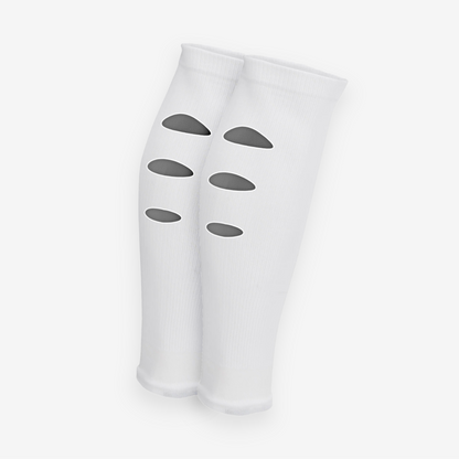 Chaussettes-a-trous-football, Manchons de football, precut socks ou jambières, couleur blanche, portées sur terrain de football | Game Changer