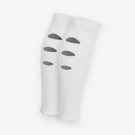 Chaussettes-a-trous-football, Manchons de football, precut socks ou jambières, couleur blanche, portées sur terrain de football | Game Changer