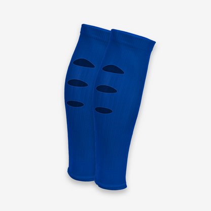 Chaussettes-a-trous-football, Manchons de football, precut socks ou jambières, couleur bleu, portées sur terrain de football | Game Changer