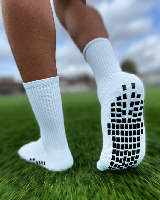 Chaussettes antidérapantes, ou Grip socks, de football, adhérence renforcée pour plus de stabilité, portées sur terrain de football | Game Changer