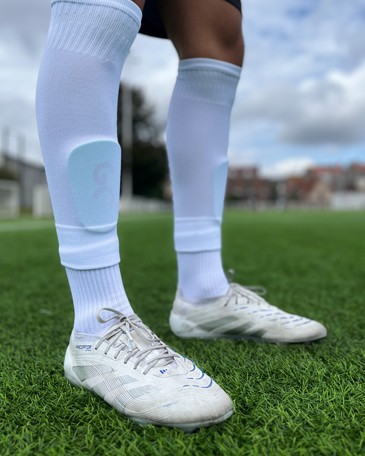 Chaussettes coupées football, Manchons de football, precut socks ou jambières, couleur blanche, portées sur terrain de football | Game Changer